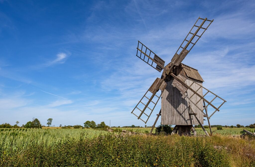 bild på en väderkvarn på Öland